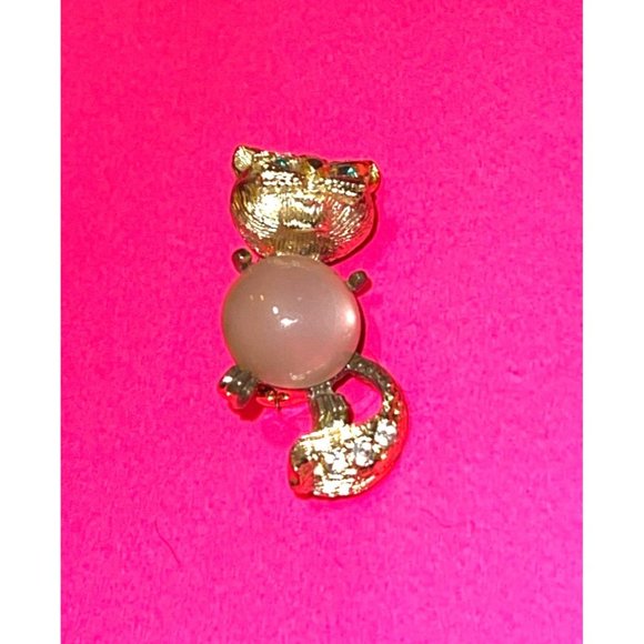 Vintage Gold Tone Jelly Belly Cat Brooch Emerald and Clear Rhinestone Accents - Picture 9 of 9